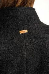 Tapado de paño color tostado, con cuello alto y cierre frontal de botones. Diseño de corte recto y largo a la cadera.