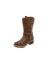 Bota de caña media estilo texano confeccionada en cuero color café, con detalles de costuras decorativas en la parte superior y una tira con hebilla metálica ajustable en el tobillo. Cuenta con suela de goma con tecnología de amortiguación y taco cuadrado.
