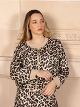 Campera bomber de seda con estampado animal print, puños y cuello de punto fino.