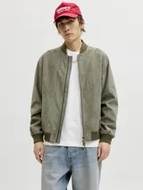 Campera bomber color verde militar, con cierre frontal, cuello, puños y ruedo de rib elástico.