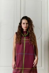 Vestido largo sin mangas con cuello alto y bolsillos, confeccionado en popelina de algodón con estampado a cuadros en tonos bordó, verde y azul.
