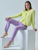 Pantalón blanco de gabardina elastizada, marca Zac & Rachel. Con pretina con pasadores, botón y cierre. Delantera con tres bolsillos. Trasera con bolsillos ojal.