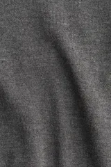 Polera gris de punto fino, con cuello alto, bajo recto y puños acanalados.