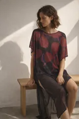 Túnica de micro tul estampada con diseño abstracto en tonos borgoña, negro y azul. Cuenta con cuello redondo y tajos laterales.