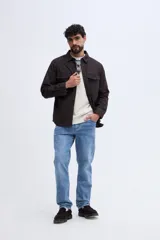 Sobrecamisa de algodón con efecto lavado y bolsillos frontales con solapa.