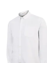 Camisa de manga larga Oxford color blanco RKF, con cuello abotonado, cierre frontal de botones y un bolsillo en el pecho.