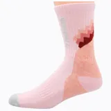 Medias de caña media con diseño outdoor, color rosa con detalles en tonos coral y puntera gris. Presentan el logo de la marca estampado verticalmente y un diseño gráfico de montañas en el lateral.