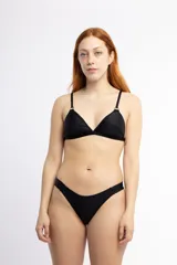 Top de bikini negro con breteles finos regulables y argollas plateadas.