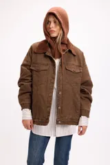 Campera de denim en tono marrón con diseño vintage, corte relajado, cuello de pana y bolsillos delanteros con solapa.