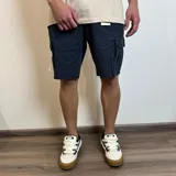 Bermuda cargo de gabardina color beige, con bolsillos laterales con solapa y bolsillos frontales tipo ojal.