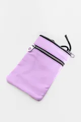 Bandolera pequeña color fucsia con correa ajustable negra. Cuenta con un compartimento principal con cierre y dos bolsillos frontales con cierre.