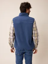 Chaleco de polar azul con cierre frontal completo, cuello alto y bolsillos laterales con cierre.