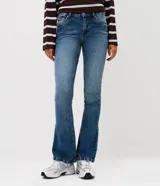 Pantalón de jean modelo bootcut con tiro bajo, ajuste en caderas y apertura sutil desde la rodilla. Cuenta con bolsillos funcionales, pasantes para cinturón y cierre frontal con botón.