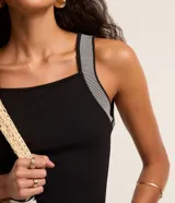 Musculosa negra de poliéster, viscosa y elastano, con escote cuadrado y tirantes anchos a rayas horizontales blancas y grises.