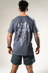 Remera gris con estampado de figuras de la mitología griega en la espalda.