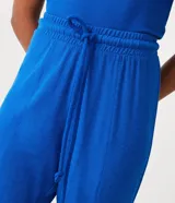 Pantalón jogger azul eléctrico de viscosa con cintura elástica ancha y lazo ajustable.