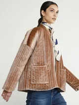 Saco marrón de terciopelo acanalado, con cuello mao y bolsillos frontales.