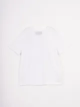 Remera de manga corta color azul oscuro con cuello en V y estampado frontal con el texto "anti romantic." en blanco.