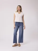 Pantalón de jean de tiro alto, pierna ancha y ruedo desflecado. Confeccionado en 100% algodón.