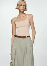 Top de punto fino color beige, con escote cuadrado y tirantes finos. Presenta un diseño entallado y corto.