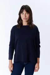 Remera manga larga azul marino, de corte holgado y cuello redondo.