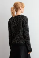 Sweater de punto con diseño animal print en tonos gris oscuro y negro, de cuello redondo y manga larga.