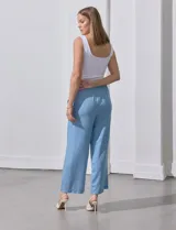 Pantalón wide leg de lyocell color celeste, con pretina elástica con lazo ajustable, bolsillos delanteros y ruedo con dobladillo.