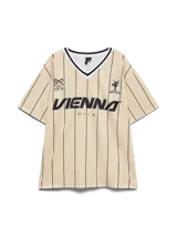 Camiseta de estilo deportivo color beige con rayas verticales negras, cuello en V con detalles en blanco y negro, y estampado frontal con la palabra VIENNE.