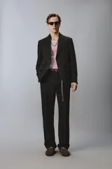 Blazer de corte regular confeccionado en lino, con solapas de muesca, cierre frontal de botones y múltiples bolsillos con solapa en la parte frontal. Presenta un diseño estructurado con abertura en la espalda y forro parcial.