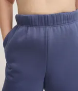 Pantalón deportivo de corte holgado, confeccionado en algodón con felpa, con cintura elástica y bolsillos laterales.