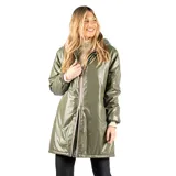 Campera impermeable de corte regular, color verde oliva con acabado brillante. Cuenta con capucha fija, cierre frontal completo y bolsillos laterales abiertos. El interior está forrado en piel sintética para mayor abrigo.