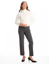 Pantalon de corte cigarette en color gris oscuro, con tiro medio-alto, pierna entallada y largo tobillero. Presenta bolsillos laterales y bolsillos traseros de ojal con botón, confeccionado en tejido sastrero de estructura fluida.