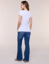 Remera básica de manga corta y color negro, con escote en V pronunciado y corte clásico.