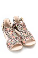 Sandalia baja Vanzetti modelo Grace, con suela de burbuja color beige, talón cerrado de cuero marrón y tiras en el empeine con estampado combinado de leopardo, cuadros y flores, además de hebilla metálica ajustable.
