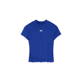 Remera azul klein con textura fruncida en el cuerpo, cuello redondo alto, manga corta y pequeño logo blanco bordado en el centro del pecho.