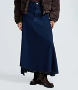 Pollera midi de tiro alto confeccionada en denim azul, con diseño de corte evasé, costuras con recortes curvos en el frente, bolsillos funcionales y cierre frontal con botón y cremallera.