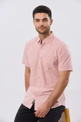 Camisa de manga corta de algodón en color celeste con microdiseño geométrico a cuadros, cuello camisero y bolsillo frontal con logo bordado.