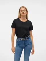 Remera de algodón orgánico con cuello redondo y mangas cortas. Calce regular, suave y liviana.