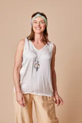Musculosa de satén color fucsia, con escote en V y diseño holgado sin mangas.
