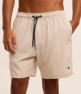 Bermuda de baño color beige para hombre, con cintura elástica, cordón ajustable negro y bolsillos laterales. Cuenta con un pequeño parche engomado en el bajo.