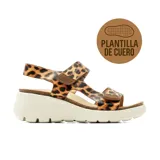 Sandalia de taco corrido con estampado animal print tipo leopardo, capellada con tiras ajustables mediante velcro y suela chunky de color blanco marfil.