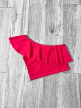 Top corto con un solo hombro y volado grande.