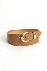 Cinto beige liso con hebilla circular, pasador y puntera metálica en tono dorado.