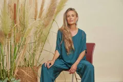 Conjunto de dos piezas color verde azulado, compuesto por una blusa holgada de manga corta y cuello redondo, y un pantalón ancho a juego.