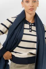 Bufanda tejida de textura suave y liviana, con diseño clásico y versátil, ideal para complementar diversos outfits.