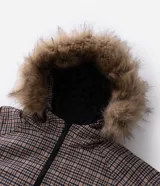 Campera masculina de corte regular con estampado a cuadros, cierre frontal con cremallera y capucha fija con borde de pelo sintético. Cuenta con bolsillos frontales con solapa y cierre de botón a presión.