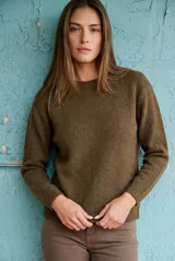 Sweater de lana color verde oliva, de corte oversize, con cuello redondo y mangas largas con puños acanalados.