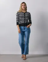 Cardigan tejido en hilado fino, marca Cable & Gauge, con rayas horizontales negras y blancas. Tiene abertura central con botones y cuello redondo.