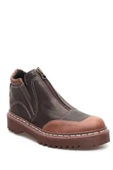 Botín de cuero marrón con cierre frontal con cremallera y suela track.