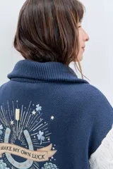 Cardigan de punto con diseño bicolor, cuerpo en color marrón y mangas largas en color crema con textura trenzada. Presenta cuello polo, cierre frontal con cremallera y puños acanalados.